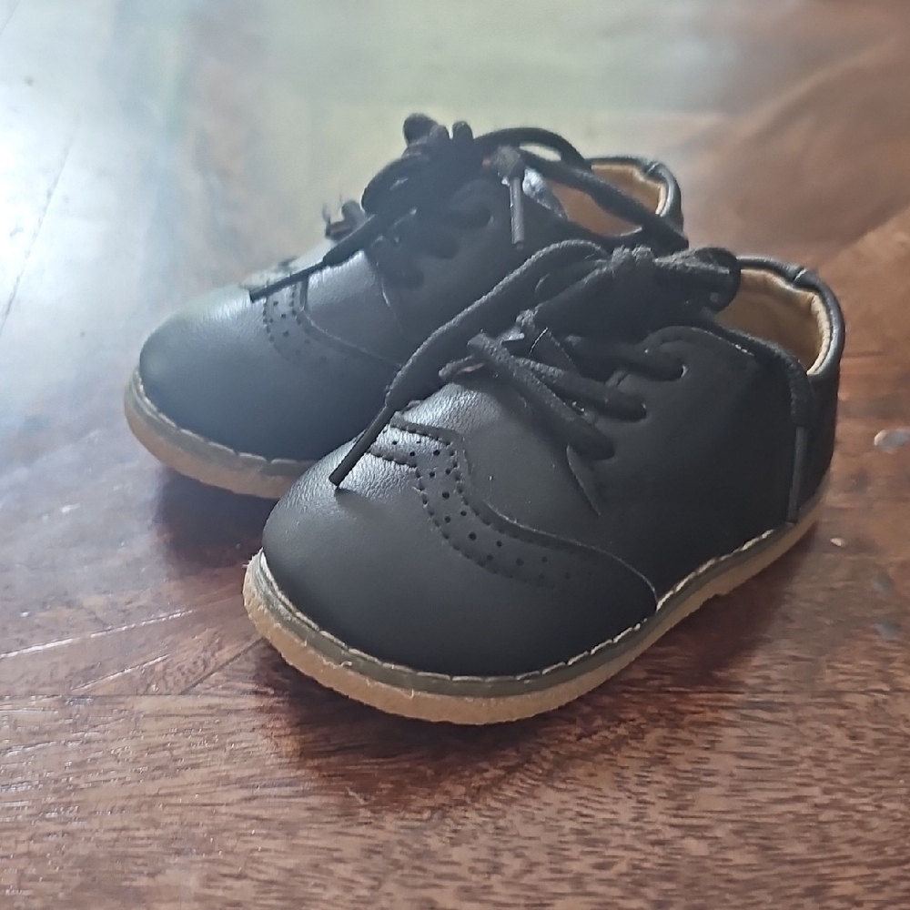 Black Dress Shoes with Lace-Up Design and Wing-Tip Detailing